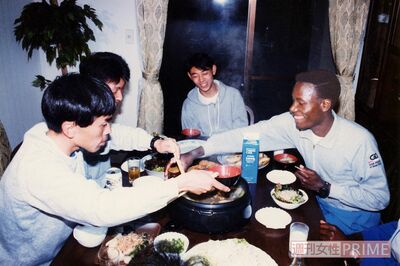 上田さん宅で鍋を囲むオツオリさん（右端）ら