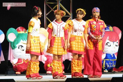 『ミニモニ。』左から辻希美、矢口真里、加護亜依、ミカの初期メンバー（2001年）