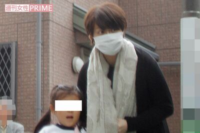 麗禾ちゃんの手を引き幼稚園の運動会に参加する麻央さん（‘16年10月10日）