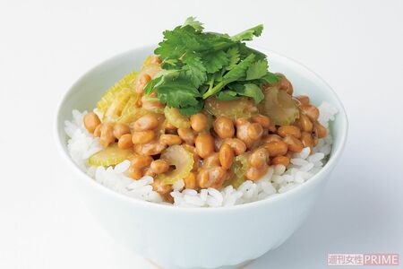 納豆とセロリのパクチー丼　撮影／矢島泰輔