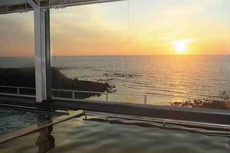 夕景と一体化したようなインフィニティな露天風呂。入浴料は大人90分450円