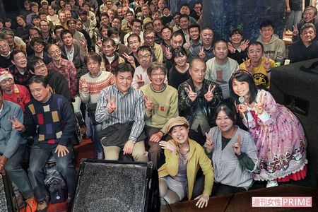 ライブ終わりにファンと記念撮影。「ファン同士が自分を通じてつながっていくのがうれしい」と沢田（前列右）。ファンも含めた打ち上げのお店探しやお皿配りなども率先してやってしまうという　撮影／佐藤靖彦