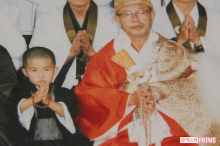 幼少時代、右が当時の住職だった祖父
