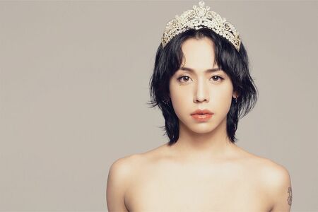 自身がプロデュースする美容液CMのryuchellさん（SNSより）