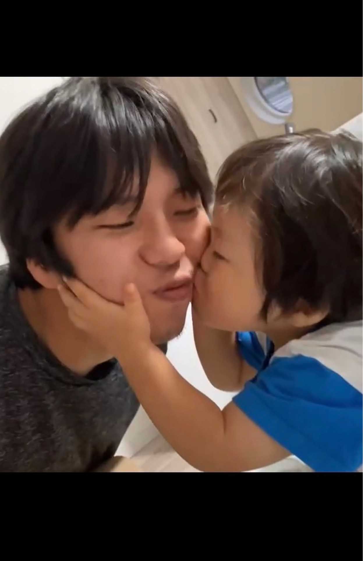 父親の塚越寛人さんと湊斗くん（画像は遺族提供）