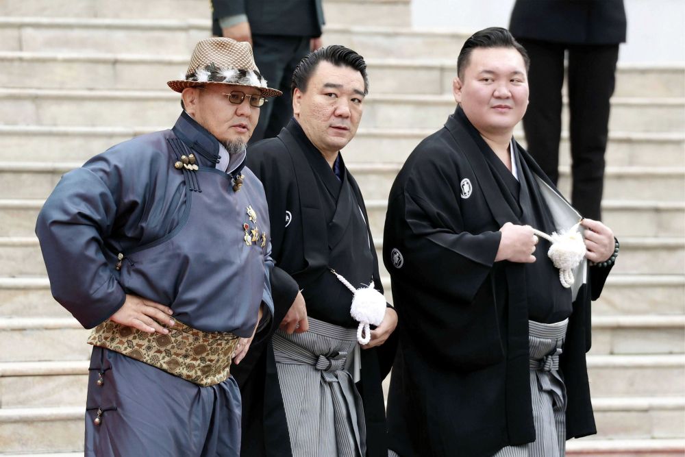 7月8日、ウランバートルでの両陛下の歓迎式典に駆けつけたレジェンド力士たち。右から白鵬、日馬富士、朝青龍（共同通信社）