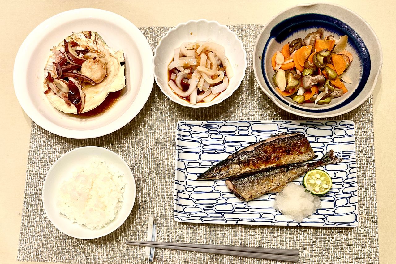 ある日の高岡さんの食事。サンマやホタテのバターじょうゆ、イカ刺しなど、タンパク質を3品以上とることを意識している