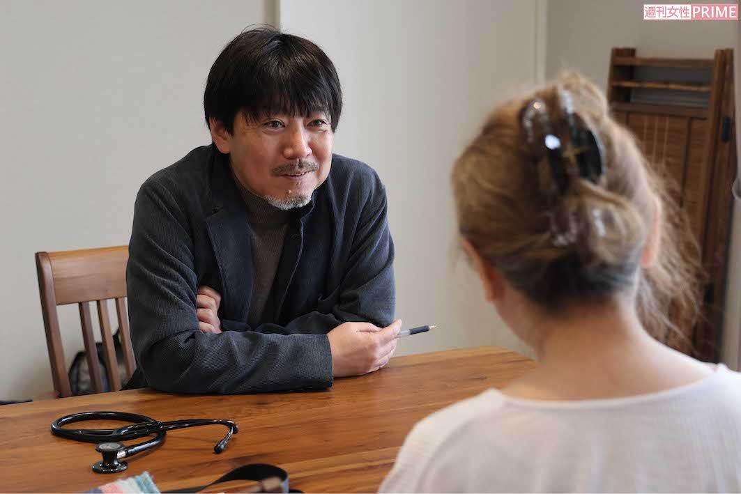 パーキンソン病を患い、認知症が出てきた母親を在宅介護している恵子さんに、母親の様子を聞きながら薬の処方などをきめ細かに行う山中光茂さん