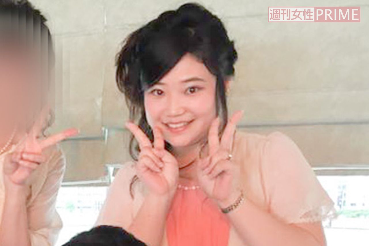 友人の結婚式でピースサインをする大沢佳那子さん（本人のフェイスブックより）