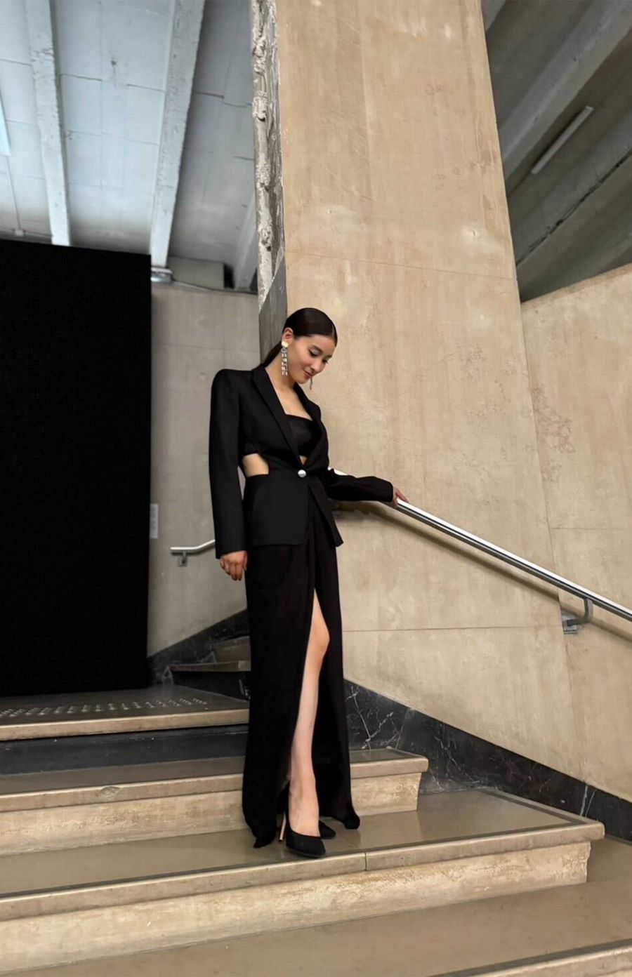 土屋太鳳は大胆に肌見せした黒のドレスを着用（ジョルジオアルマーニの公式Xより）