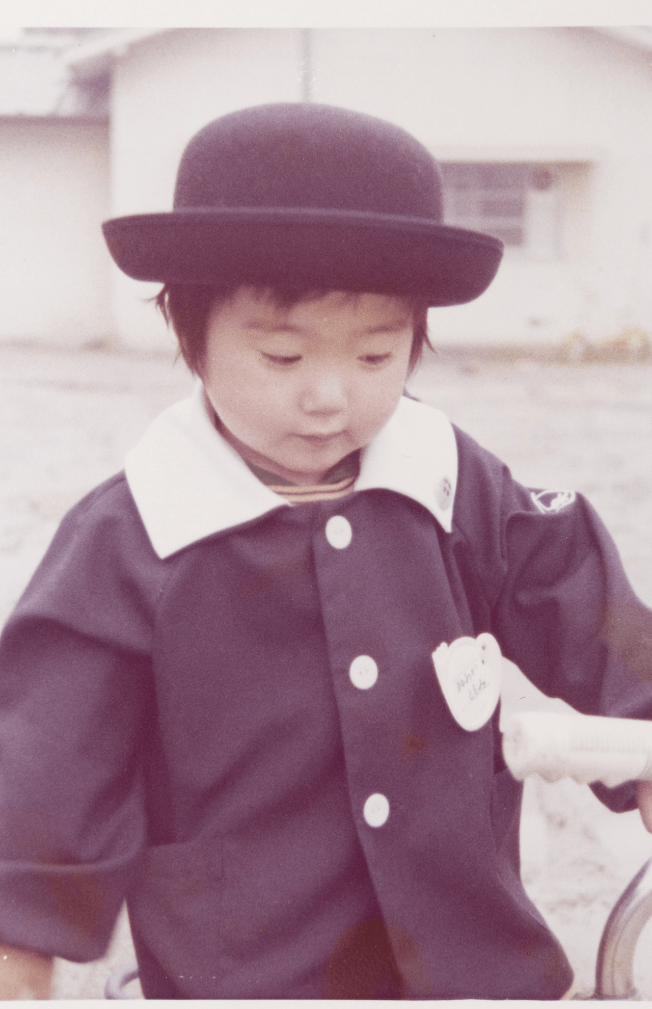 小学生のころはチェッカーズのファンで「私、藤井フミヤと結婚する!」と母に宣言していた