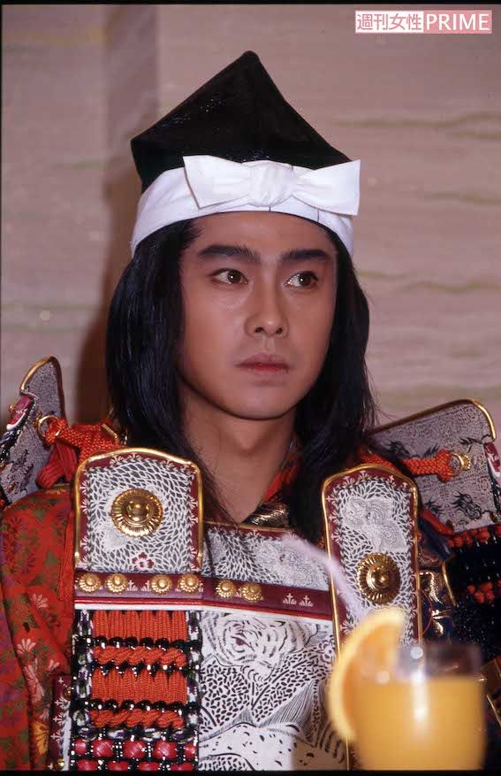 ‘93年のNHK大河ドラマ『炎立つ』では源義経を演じるなど、演じる役の幅を広げていった野村宏伸