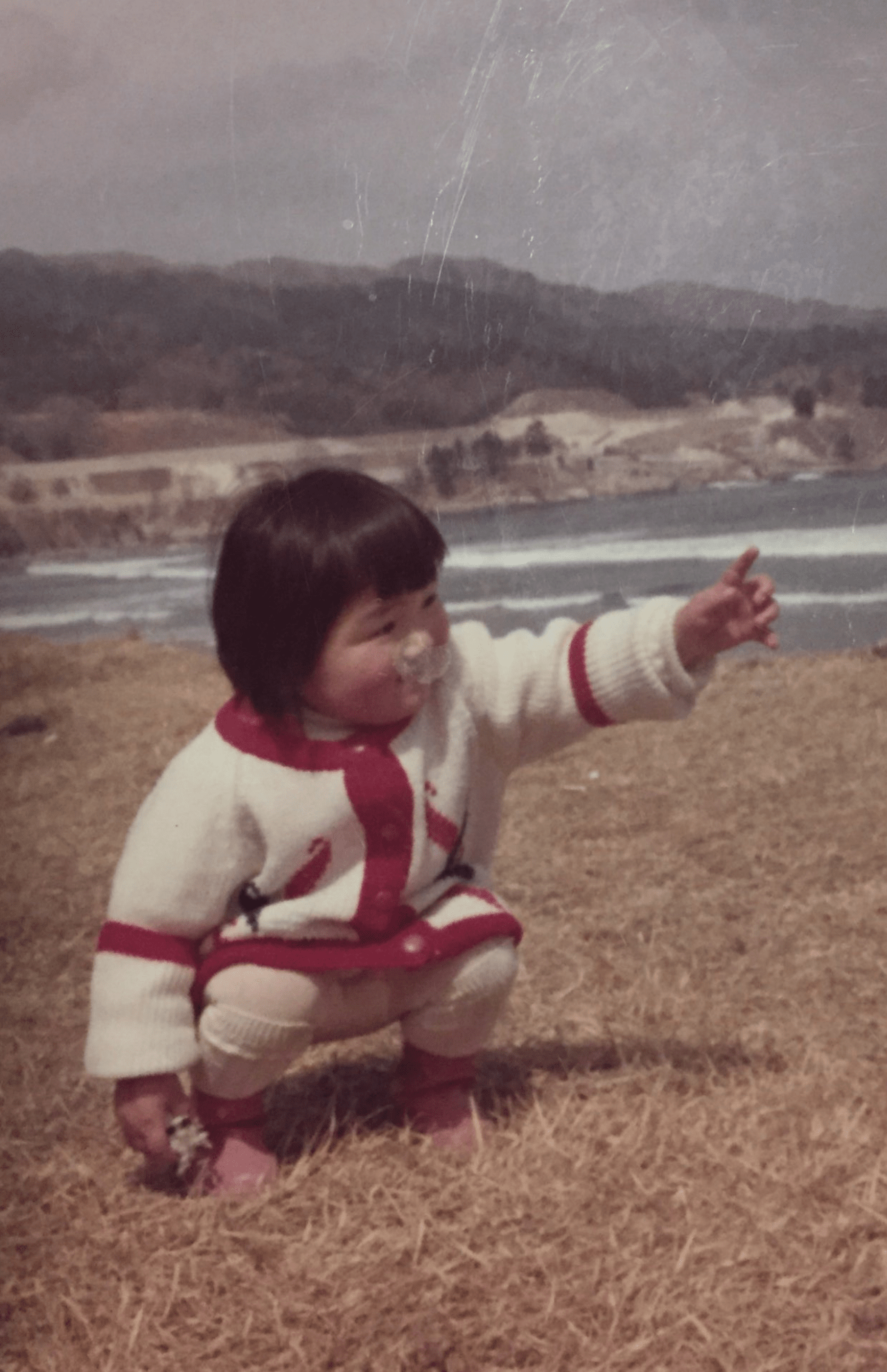 母に絵本の読み聞かせをしてもらっていたころの柚月さん。