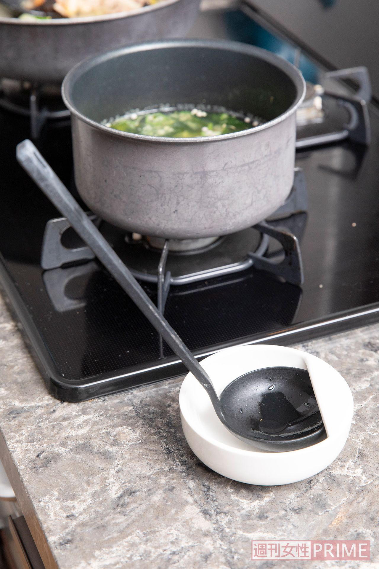 磁器ベージュお玉おき　撮影／矢島泰輔