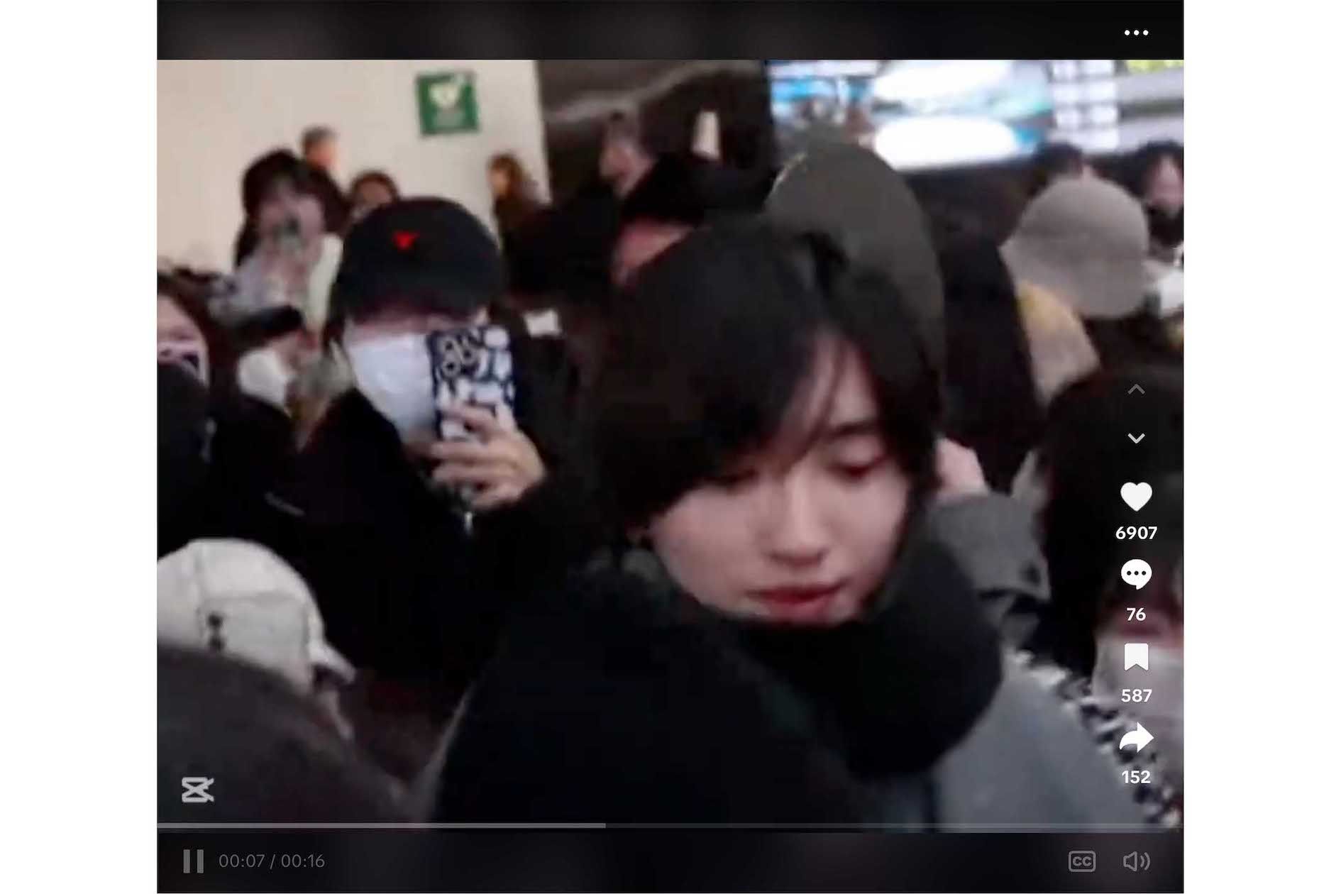 韓国の空港で大勢のファンに囲まれ、もみくちゃにされる『なにわ男子』（TikTokより）