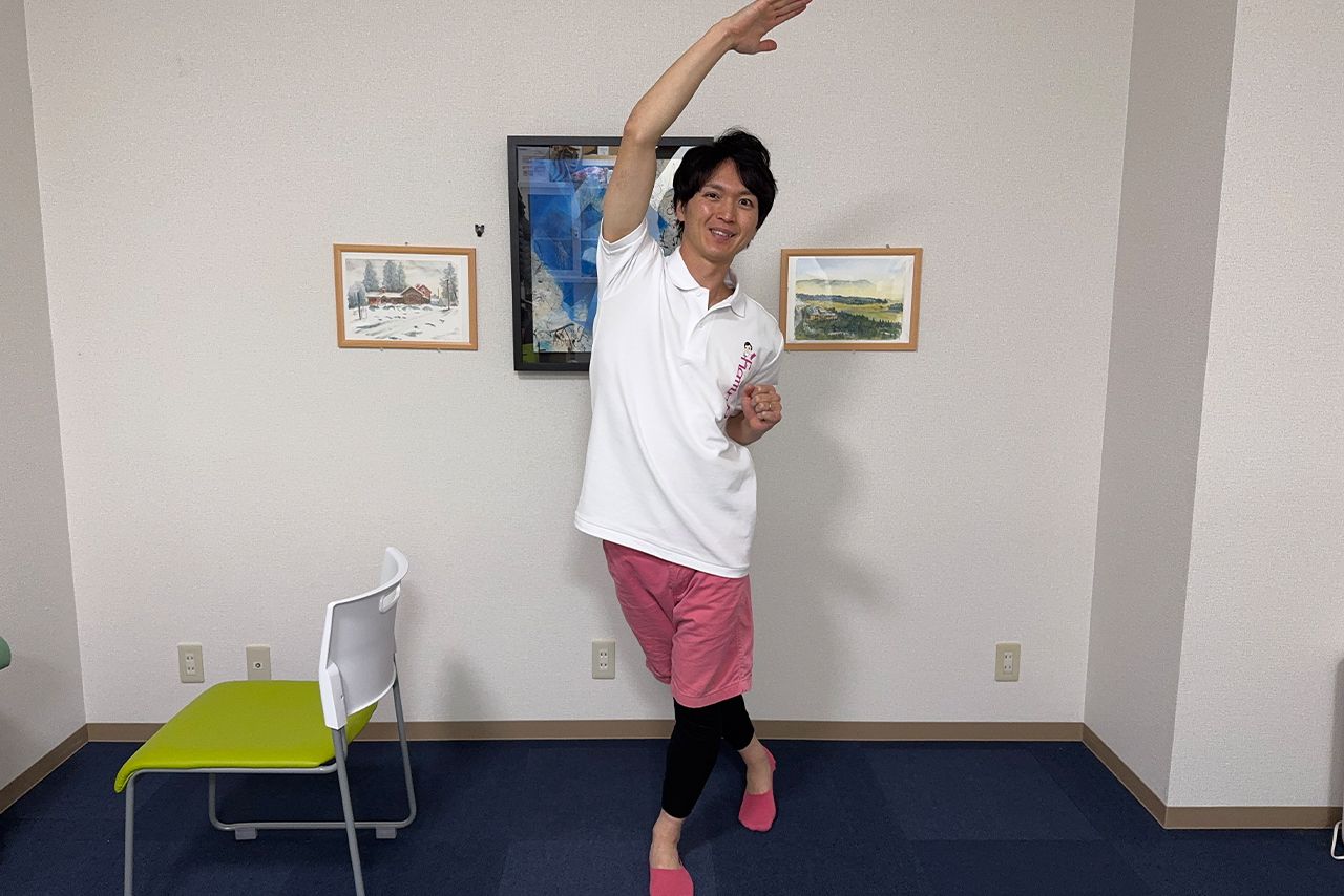 （4）クロスしながら側屈足踏み［30秒］足をクロスすることで骨盤のお尻の筋肉（臀筋）と内もも（大腿内転筋）が鍛えられる　側屈することで体幹（腹筋）が鍛えられる