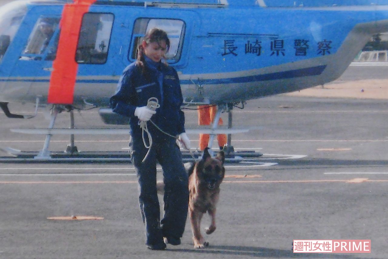 8年間、警察犬として頑張ったシェパードのグレースとはさまざまな現場を駆け回った。松尾さんは左の写真を今でも自宅リビングに大切に飾っている