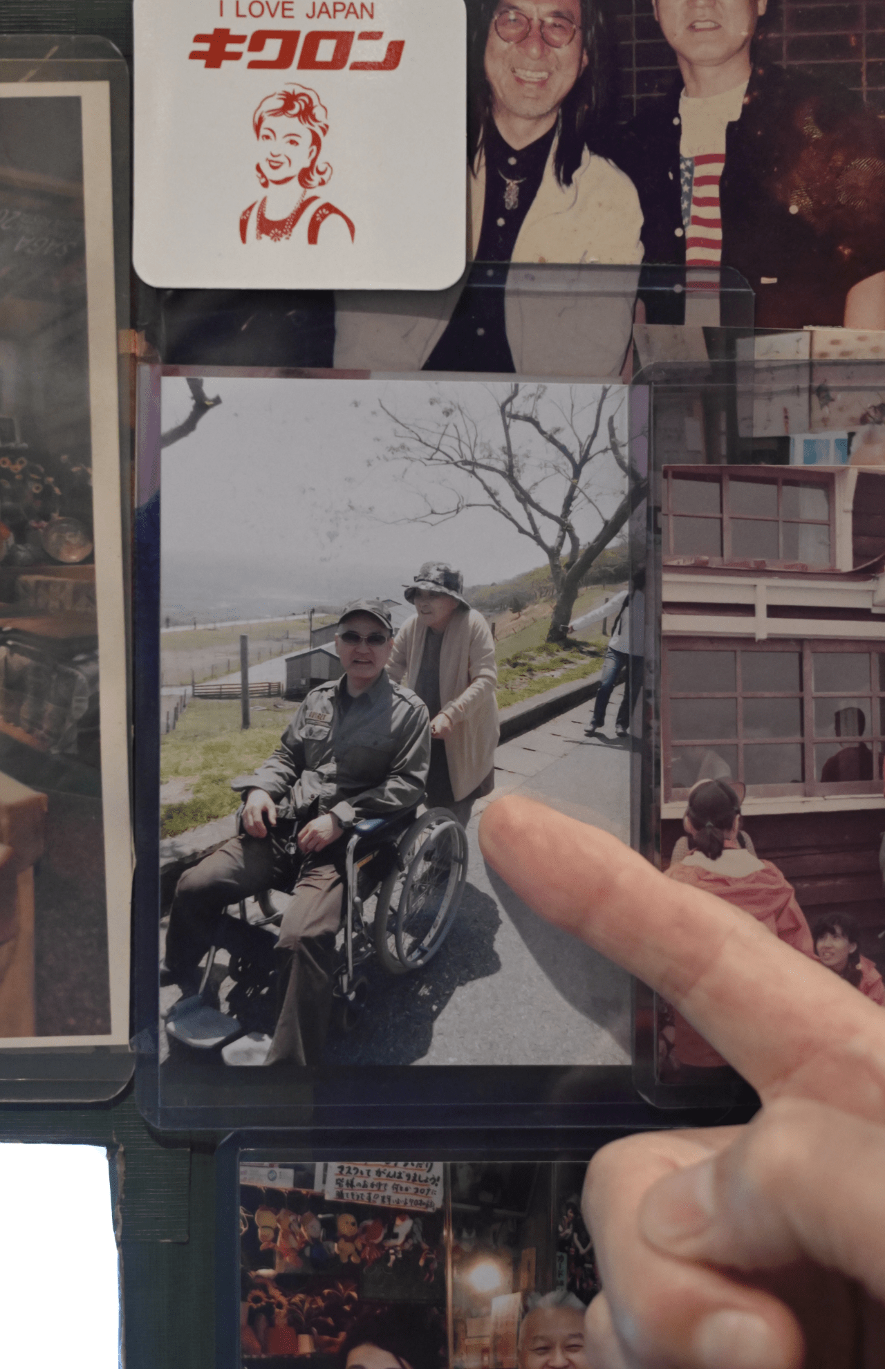 いちばん好きな写真を聞くと“ふざけて車イスに乗る自分と、それを押す母”を指さした