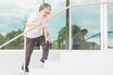 《すり足・小股歩きは「サルコペニア」かも》 放置すると転倒リスク増、80代でも改善する自宅でできる運動習慣