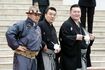 7月8日、ウランバートルでの両陛下の歓迎式典に駆けつけたレジェンド力士たち。右から白鵬、日馬富士、朝青龍(共同通信社)