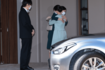 眞子さんは結婚当日、旧御仮寓所の前で佳子さまと抱擁を交わした('21年10月)