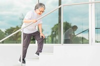 《すり足・小股歩きは「サルコペニア」かも》 放置すると転倒リスク増、80代でも改善する自宅でできる運動…