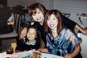 悦子さん、お孫さんと。成人したお孫さんも「カッコいい自慢のおばあちゃん」と話すそう
