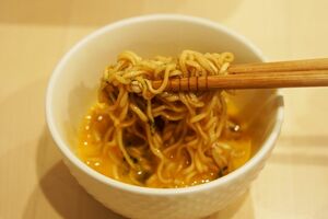 溶き卵にやきそばを付けて食べるだけ！