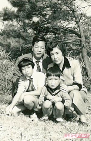 9歳のころ。静岡に越した直後県内を観光した際の家族写真