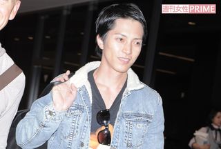 '16年4月、撮影で訪れていた上海から帰国したところを直撃。無言で笑みを浮かべていた