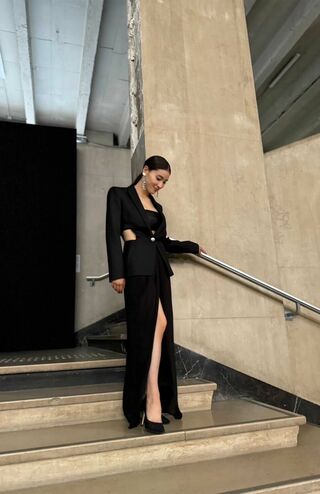 土屋太鳳は大胆に肌見せした黒のドレスを着用（ジョルジオアルマーニの公式Xより）