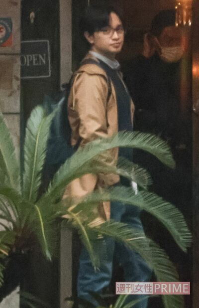 7月放送予定のドラマ撮影に臨む中島健人。ロケ現場となった店の入り口付近で待機、メガネをかけた姿も“セクシー”