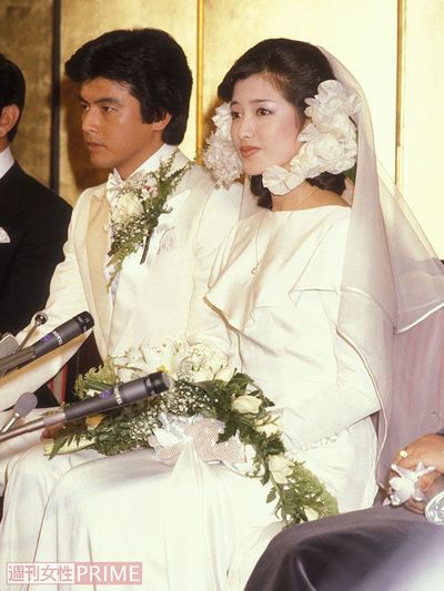 ’80年11月、挙式後に記者会見を開いた三浦友和・百恵さん夫妻