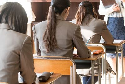 「総額21万円超の焼肉会」や「吉本新喜劇」にも支出、PTA会費の“グレーな使い道” 騒動