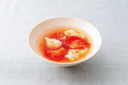 トマトとささみのゆずこしょうスープ（料理考案・調理／柳井泉　撮影／有光こうじ写真事務所）