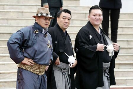 7月8日、ウランバートルでの両陛下の歓迎式典に駆けつけたレジェンド力士たち。右から白鵬、日馬富士、朝青龍（共同通信社）