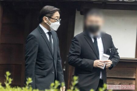 納骨前に参列者と話す香川照之