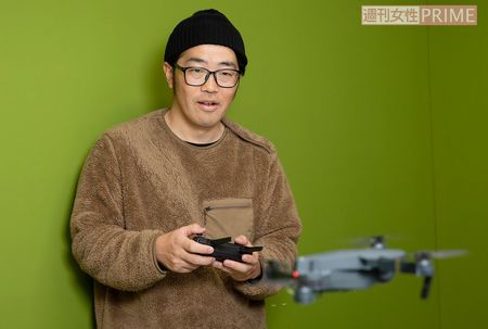 ドローンを操縦するときの表情はまるで小学生のようだ