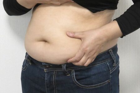 特定健康診査ではメタボリックシンドロームかどうか検査できるが、メタボ＝病気ではない。内臓脂肪が増えることで、高血糖や高血圧などのリスクが高まるので、生活習慣の見直しの目安になる　※写真はイメージです