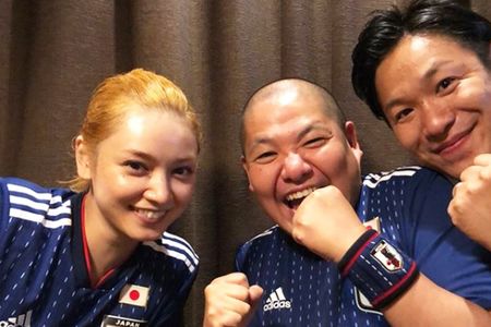 妻の平愛梨と観戦した三瓶、はんにゃ川島章良（川島のインスタより）