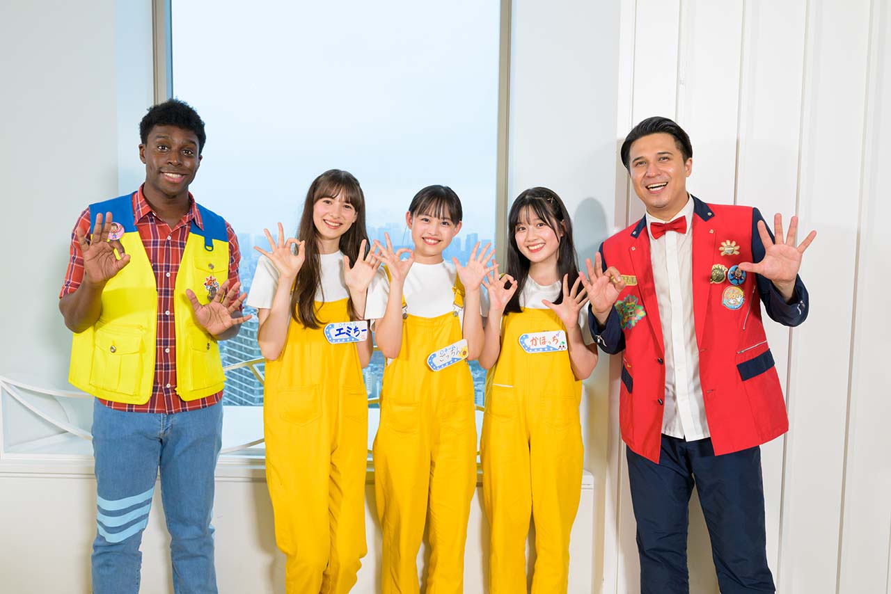 アイクぬわら、木村昴とポーズを取る現在のおはガールたち（左から、アイクぬわら、土方エミリ、後藤はな、河村かほ、木村昴）※おはスタプレスリリースより