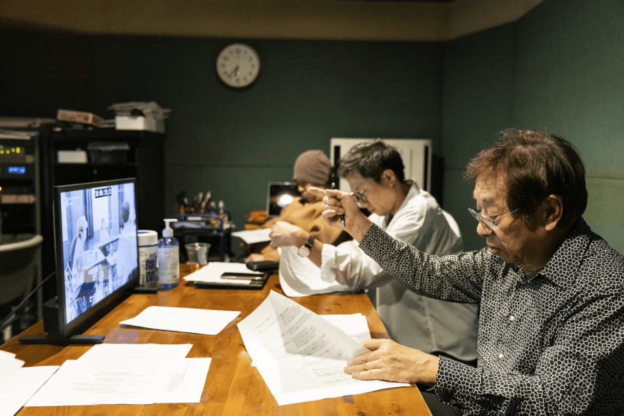 気になった箇所は映像を何度も見直し、タイミングを検討する（撮影／矢島泰輔）