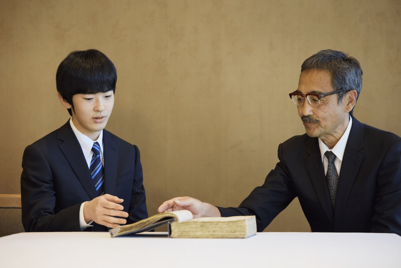 書陵部（図書寮文庫）所蔵資料を御覧になる悠仁さま（写真／宮内庁提供）