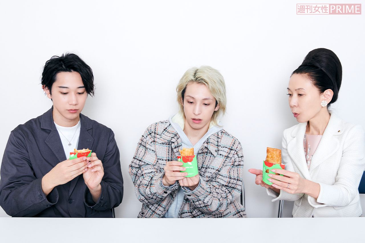 「サイドオーダーのパイ」食べ方2：パッケージの下から押し出す　撮影／山田智絵