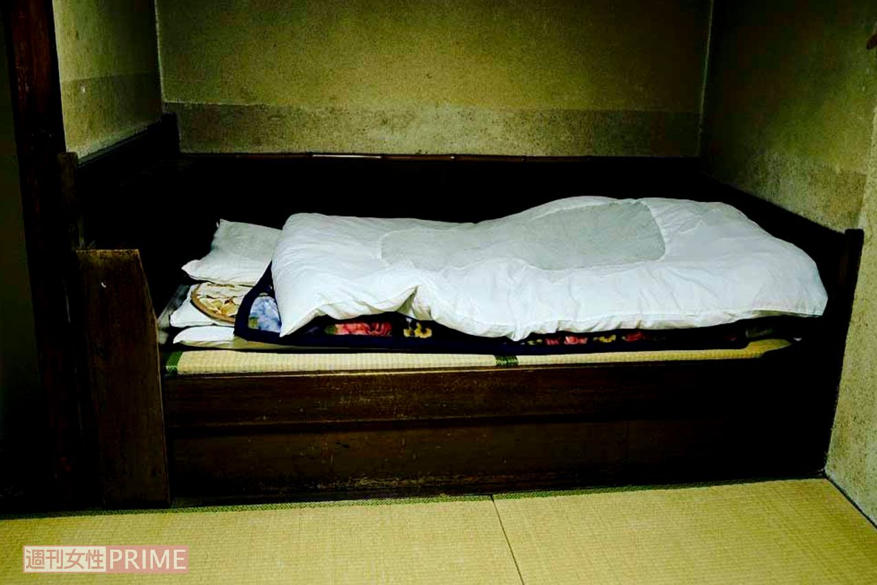 広島・東遊廓跡地「一楽旅館」ばらの間のベッド　撮影／紅子