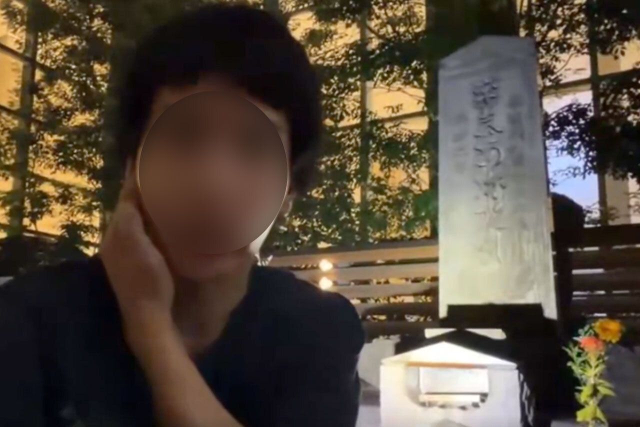 『平将門の首塚』によじ登った男性配信者（拡散された投稿より）