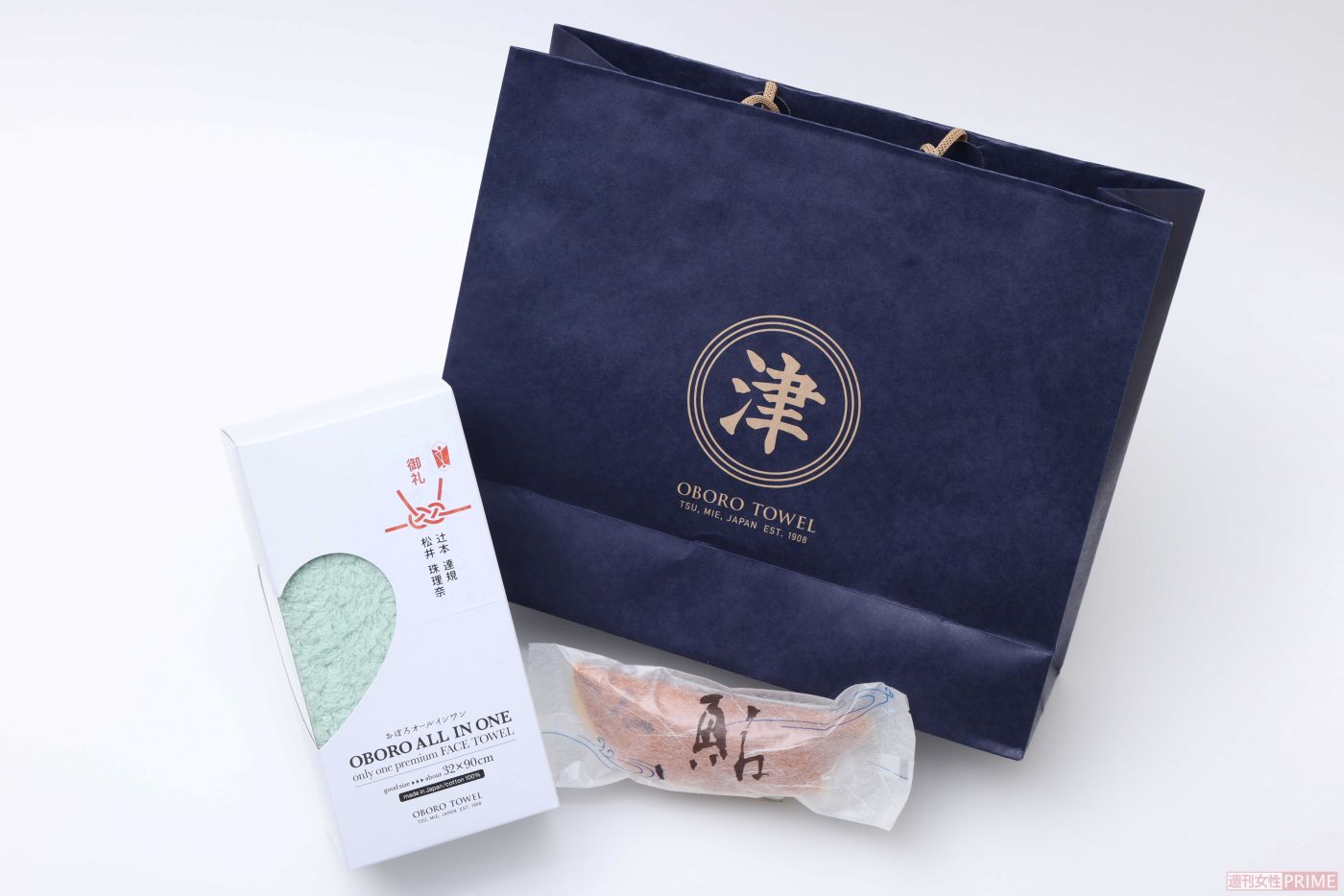 来場者に配られたお土産。三重県のタオルと岐阜県のアユの和菓子が入っていた