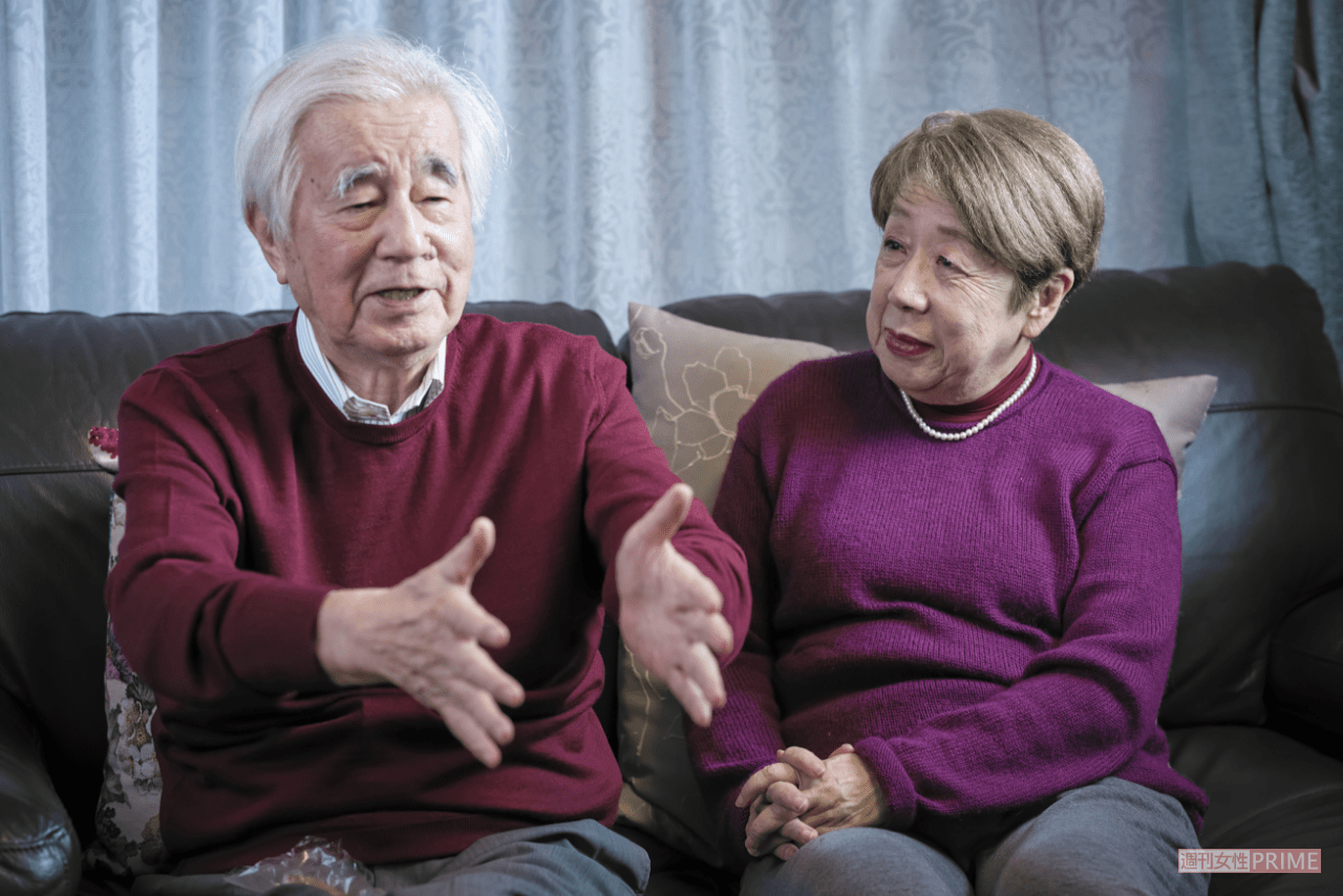 夫の子安宣邦さんと共にインタビューを受ける松井さん（撮影／廣瀬靖士）