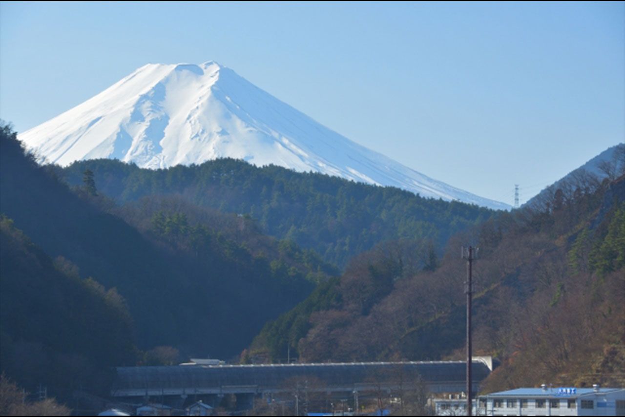 名所になりつつある？　絶景！　富士山とリニア実験線