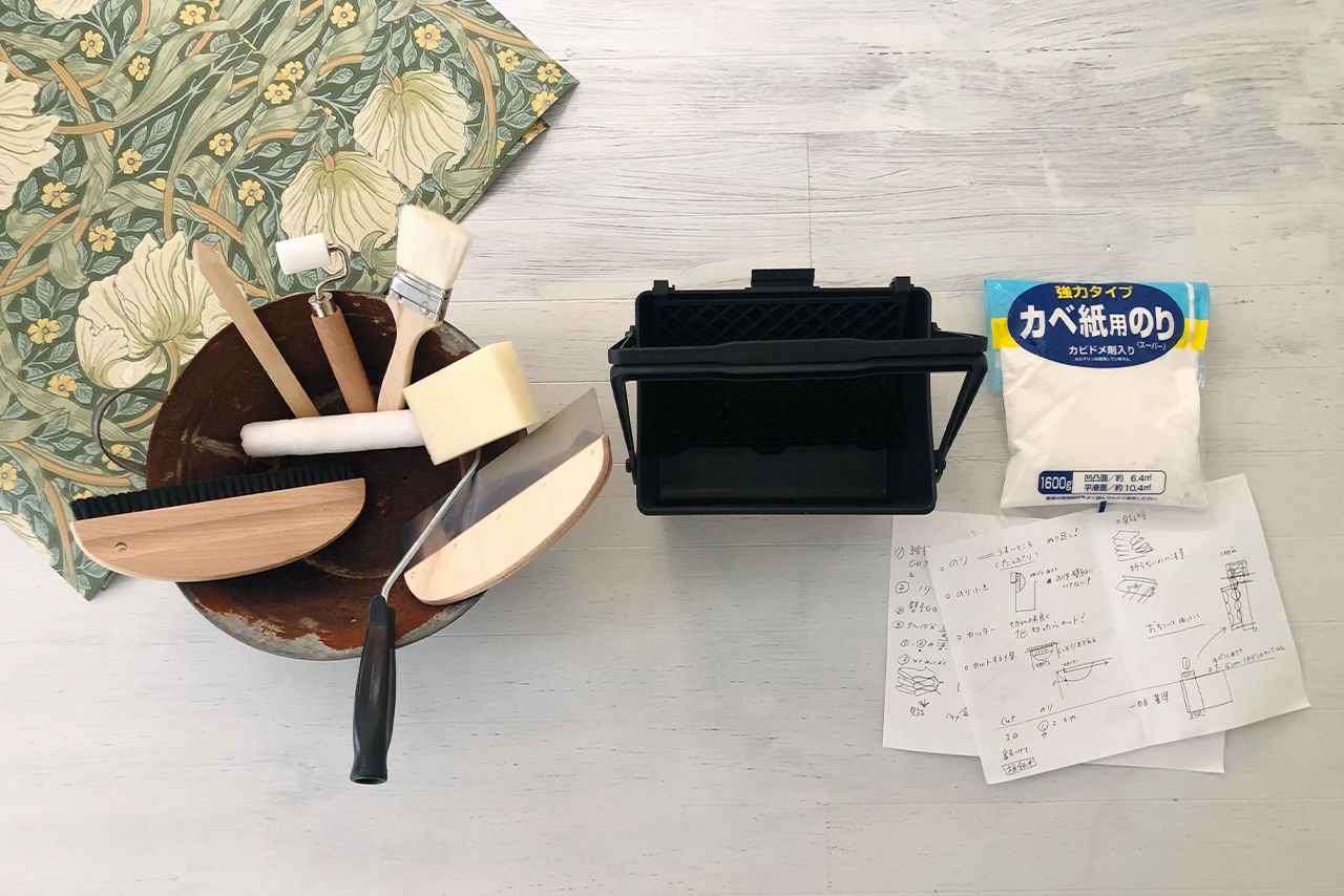 壁紙と一緒に購入した道具一式。「これで5000円。レクチャーを受けて自分で張ってみたら楽しくて」
